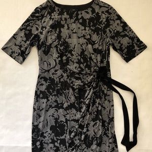 Excellent condition dress with side tie & elbow length sleeves. Great for work.